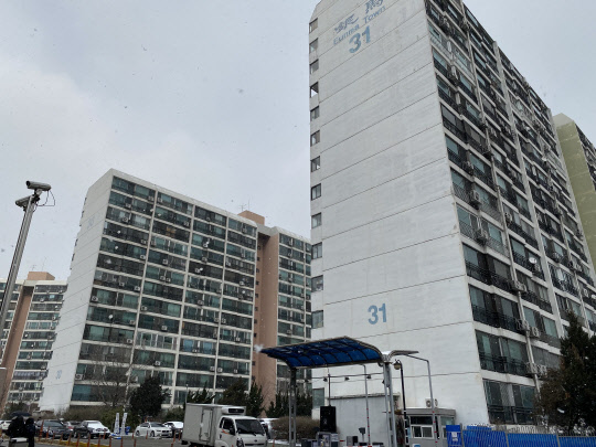 코로나19 여파로 하락세에 접어들었던 서울 재건축 아파트들이 일제히 반등의 조짐을 보이고 있다. 강남구 대치동 대장주 아파트인 은마아파트는 지난달 실거래가가 올해 초 가격이 떨어지기 직전 수준까지 치솟았고 거래량도 대폭 늘어난 것으로 나타났다. 서울 재건축 아파트도 9주 만에 상승 전환했다. 사진은 대치동 은마아파트 전경. <이상현 기자>